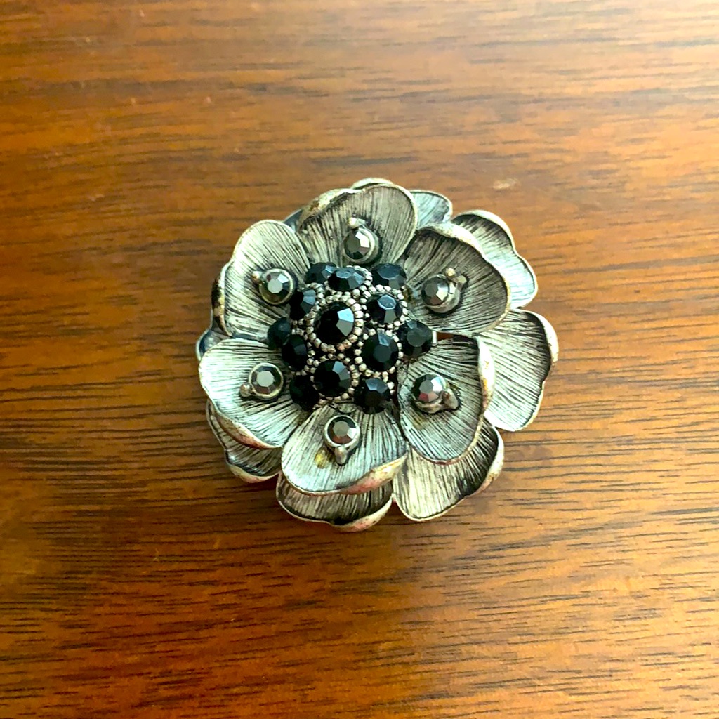 The Limited Flower Brooch 15$
